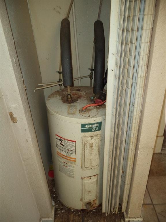 708 E Harrison Ave, Guthrie, OK 73044 - utility room featuring water heater