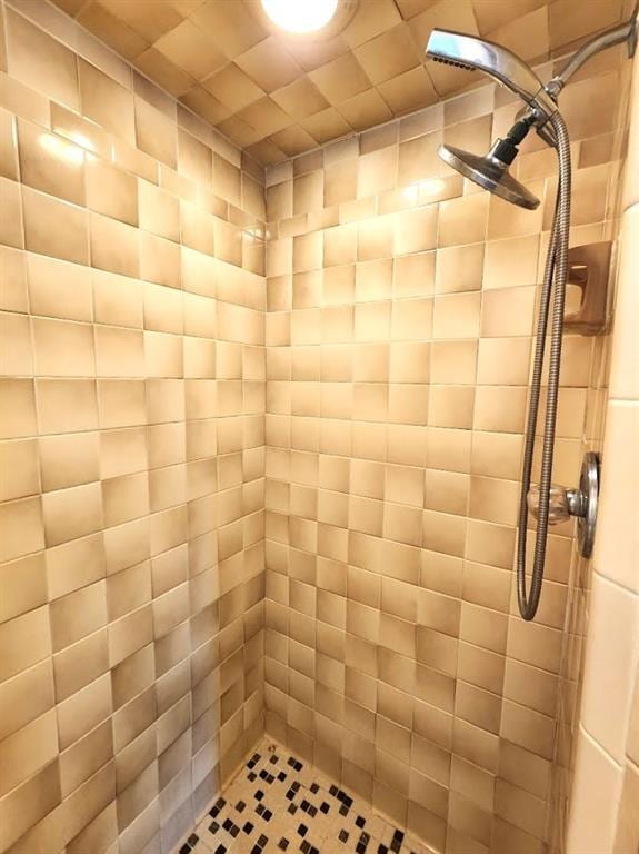 613 NE 15th St, Moore, OK 73160 - full bath featuring a tile shower