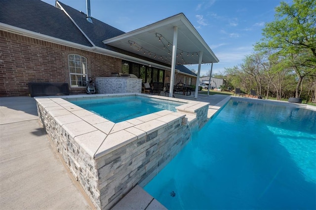 2400 Lost Lake Ln, Yukon, OK 73099 - view of swimming pool featuring exterior kitchen, a patio, and a pool with connected hot tub