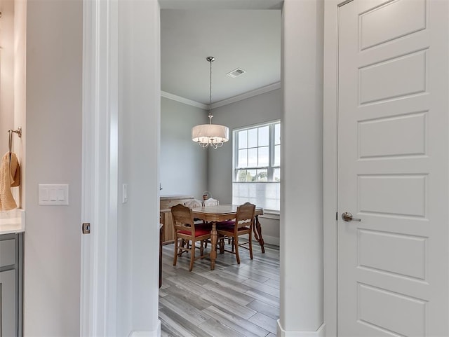 104 Rue De Montserrat, Norman, OK 73071 - dining space with visible vents, baseboards, an inviting chandelier, ornamental molding, and light wood finished floors