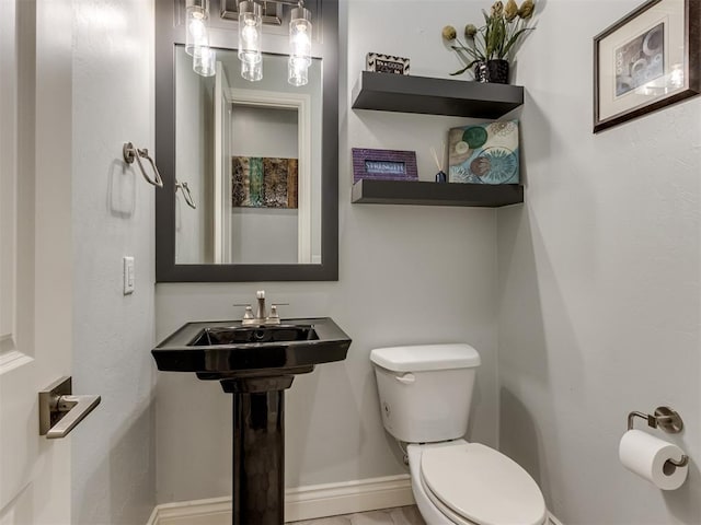 3108 Drake Crest Dr, Edmond, OK 73034 - bathroom featuring toilet and baseboards