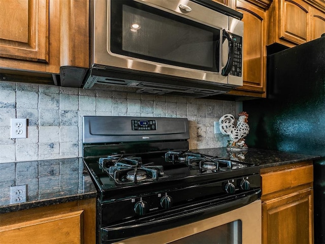 3515 Homesteaders Ln, Guthrie, OK 73044 - kitchen with stainless steel appliances, decorative backsplash, brown cabinetry, and dark stone counters