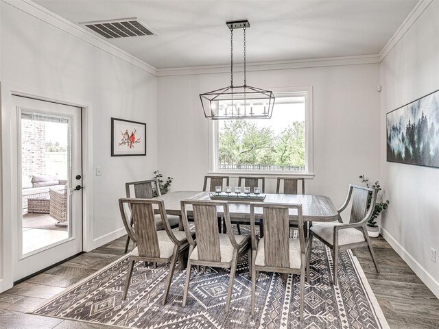 dining space with an inviting chandelier, visible vents, ornamental molding, and baseboards