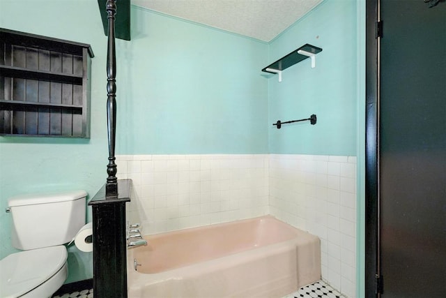 6205 S Choctaw Rd, Choctaw, OK 73020 - bathroom with a bath, a textured ceiling, and toilet