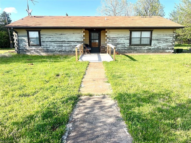 view of front of home featuring a front yard
