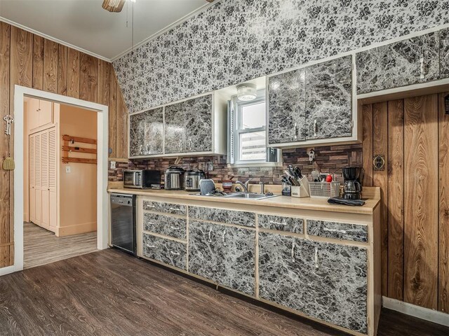 bar featuring dark wood-style floors, dishwasher, a ceiling fan, crown molding, and tasteful backsplash