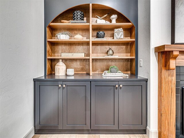 18443 Boardwalk Xing, Norman, OK 73072 - bar featuring baseboards and a textured wall