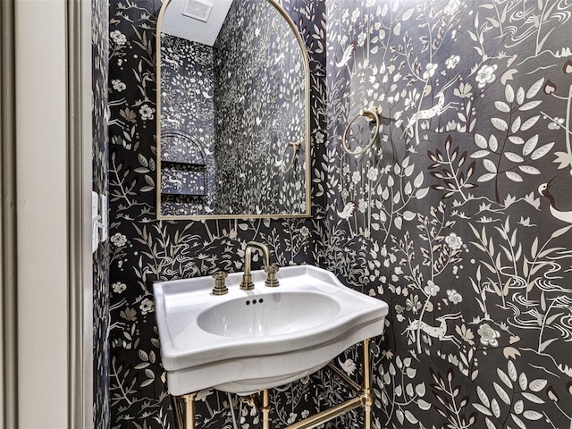 18443 Boardwalk Xing, Norman, OK 73072 - bathroom featuring visible vents, wallpapered walls, and a sink