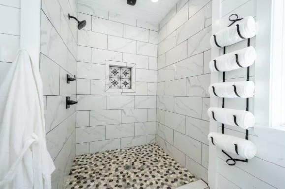 119 Leadwood Trl, Broken Bow, OK 74728 - full bathroom featuring tiled shower