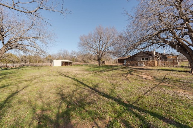 view of yard with an outbuilding