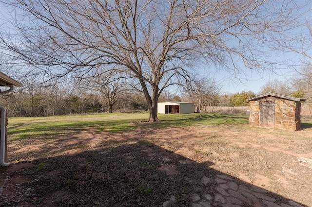 view of yard with an outdoor structure and a shed