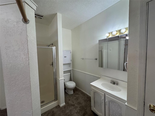 608 Roosevelt St, Seminole, OK 74868 - bathroom featuring toilet, vanity, a textured ceiling, and a stall shower