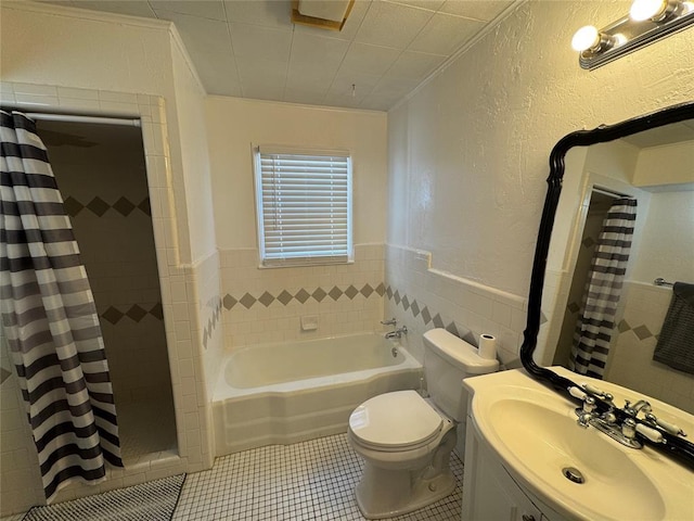 608 Roosevelt St, Seminole, OK 74868 - bathroom featuring curtained shower, tile patterned flooring, toilet, a bath, and crown molding