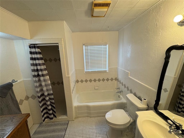 608 Roosevelt St, Seminole, OK 74868 - full bathroom featuring curtained shower, visible vents, vanity, tile walls, and crown molding