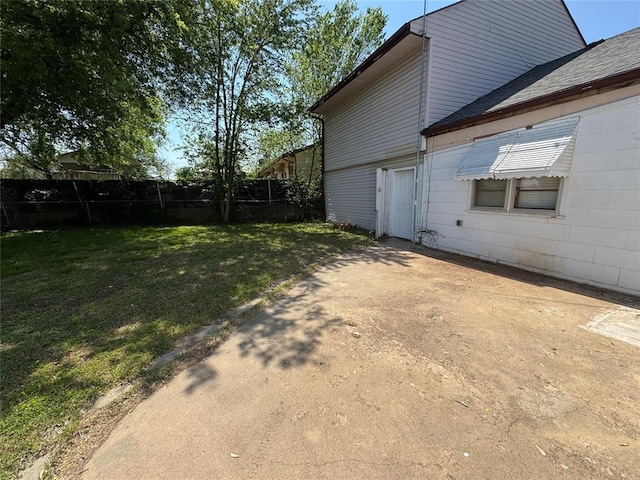 608 Roosevelt St, Seminole, OK 74868 - view of side of home with fence and a lawn