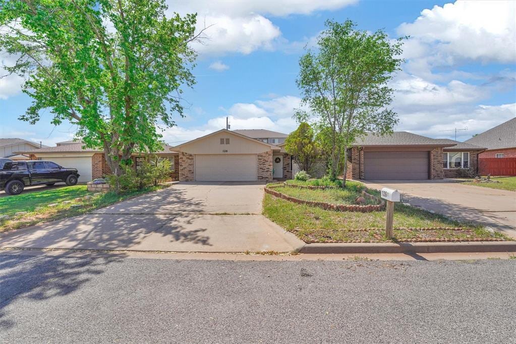 126 Blue Ridge Dr, Elk City, OK 73644 - photo 1