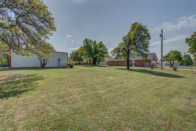 view of yard with an outbuilding and an outdoor structure