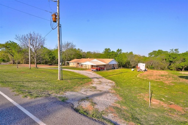 view of front of home featuring driveway and a front yard