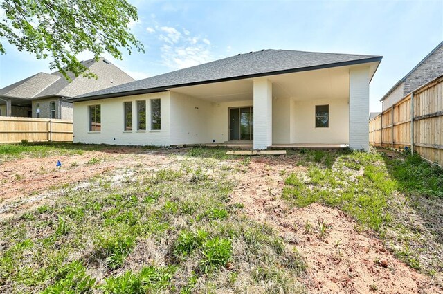 3825 Stone Hill Ln, Edmond, OK 73034 - rear view of house with fence
