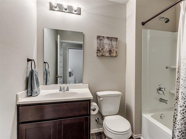full bath featuring vanity, toilet, shower / tub combo with curtain, and baseboards