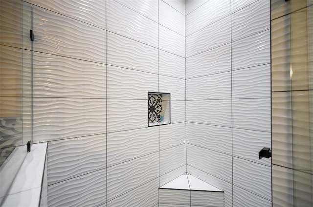 bathroom featuring a tile shower