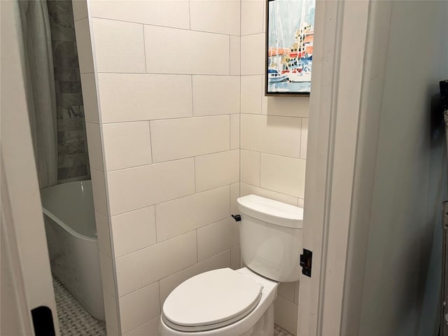 2813 Clermont Pl, Oklahoma City, OK 73116 - full bath featuring tile walls, toilet, and a tub to relax in
