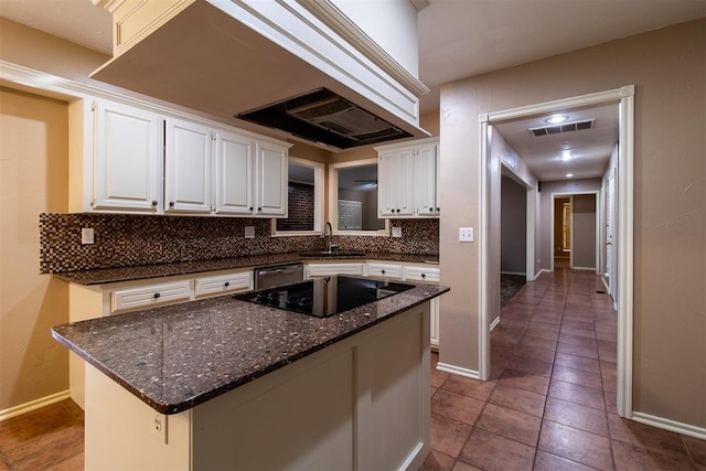 kitchen with decorative backsplash, baseboards, visible vents, and black electric stovetop