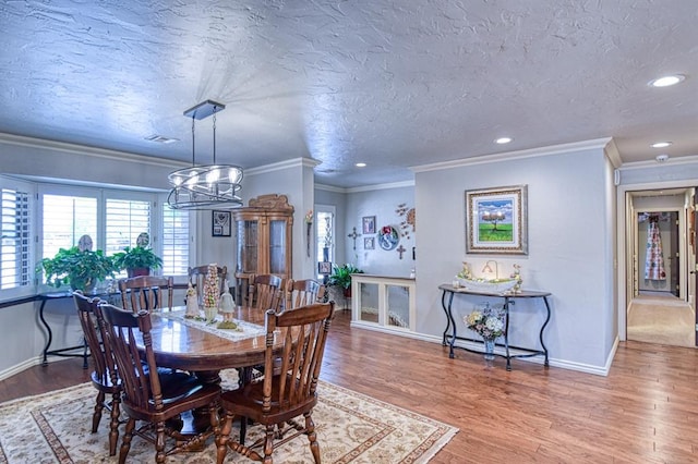 dining room featuring an inviting chandelier, recessed lighting, baseboards, wood finished floors, and visible vents