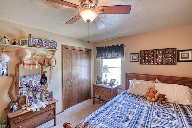 bedroom featuring a textured ceiling, ceiling fan, and carpet