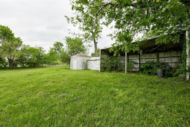view of yard with an outdoor structure