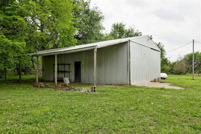 view of pole building with a yard