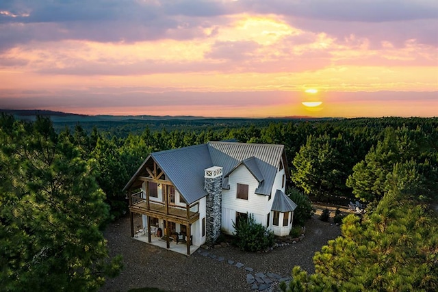 bird's eye view featuring a wooded view