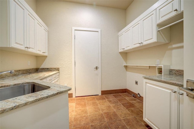 508 Manor Hill Ct, Norman, OK 73072 - clothes washing area with baseboards, hookup for an electric dryer, a sink, cabinet space, and washer hookup