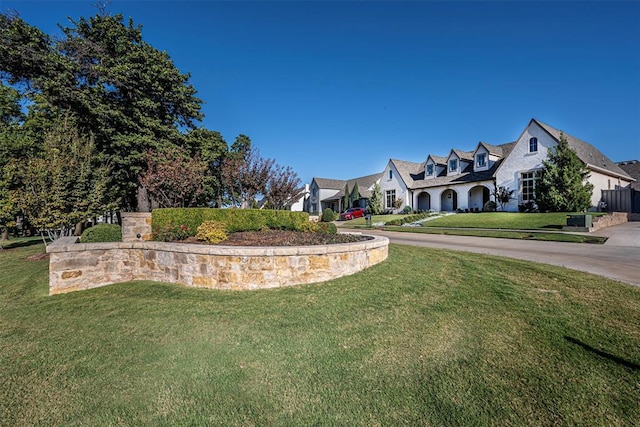 view of yard featuring a residential view