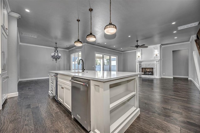 kitchen featuring crown molding, a sink, baseboards, dishwasher, and ceiling fan with notable chandelier