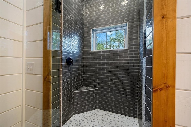 bathroom featuring tiled shower