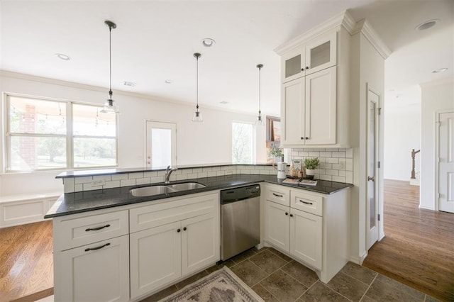 4940 Sonny Blues Pl, Edmond, OK 73034 - kitchen with a peninsula, dark countertops, stainless steel dishwasher, and a sink