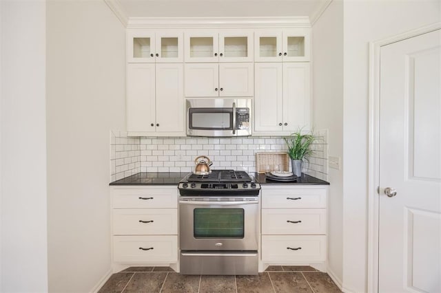 4940 Sonny Blues Pl, Edmond, OK 73034 - kitchen featuring stainless steel appliances, decorative backsplash, and dark countertops