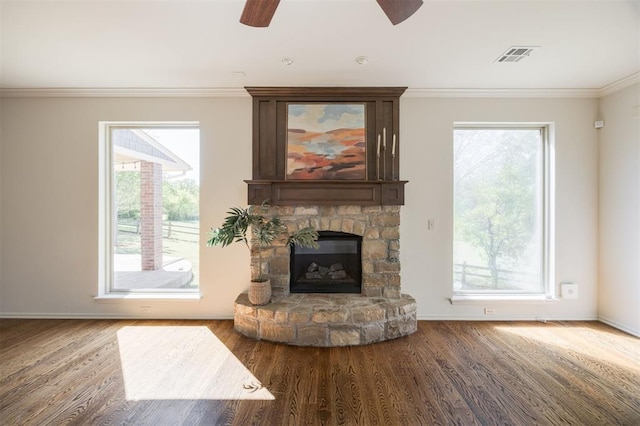 4940 Sonny Blues Pl, Edmond, OK 73034 - living area featuring wood finished floors, visible vents, a ceiling fan, ornamental molding, and baseboards