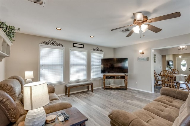 living room with light wood-style flooring, baseboards, visible vents, recessed lighting, and ceiling fan