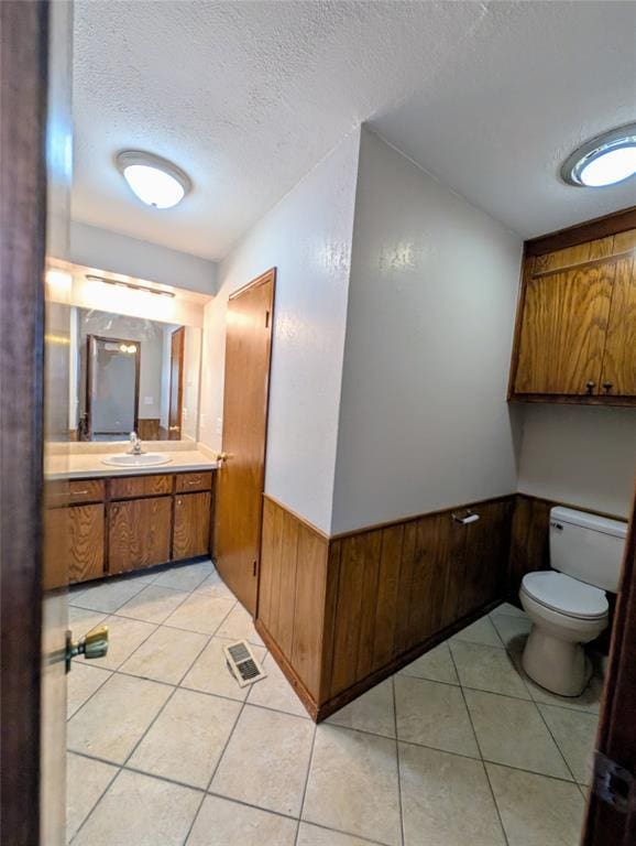 3207 Lois Arlene Cir, Moore, OK 73160 - bathroom featuring toilet, tile patterned floors, visible vents, and a textured ceiling