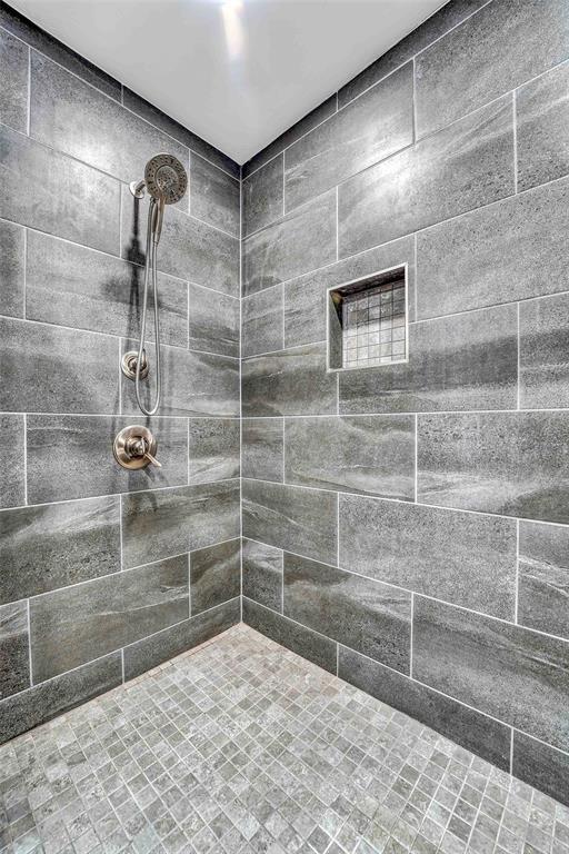 113 Central Dr, Sayre, OK 73662 - bathroom with a tile shower