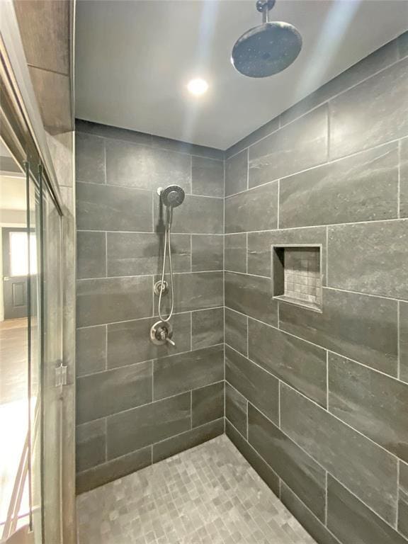 113 Central Dr, Sayre, OK 73662 - bathroom with a tile shower