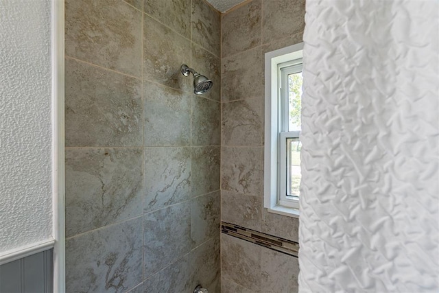 room details featuring a tile shower