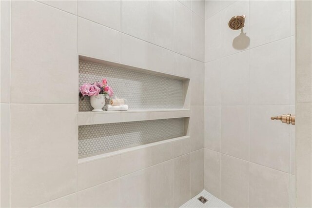 6105 NW 147th Ter, Oklahoma City, OK 73142 - full bathroom with a tile shower