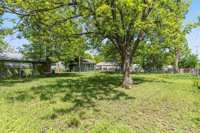724 Maple St, Perry, OK 73077 - view of yard featuring fence