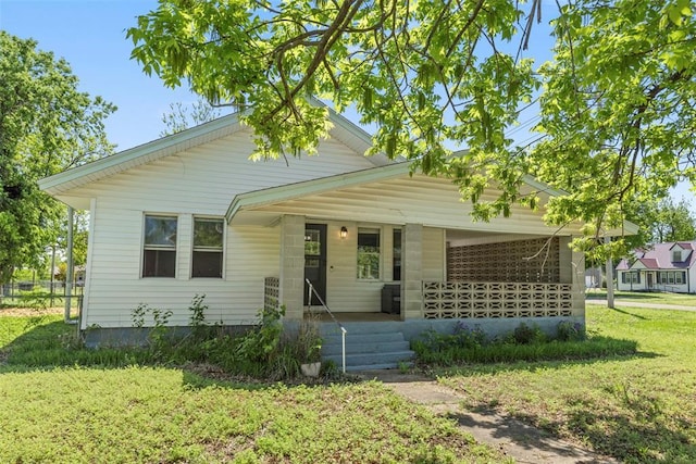 724 Maple St, Perry, OK 73077 - bungalow-style home featuring a porch and a front lawn