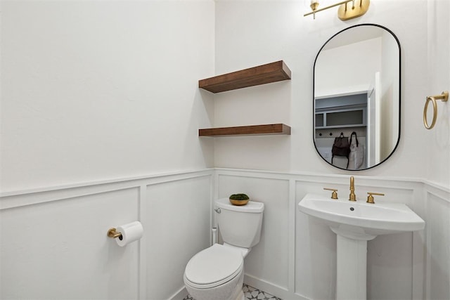 4162 Hawthorne St NW, Piedmont, OK 73078 - bathroom featuring a decorative wall and wainscoting