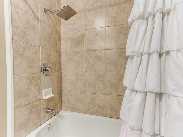 full bath with shower / tub combo with curtain