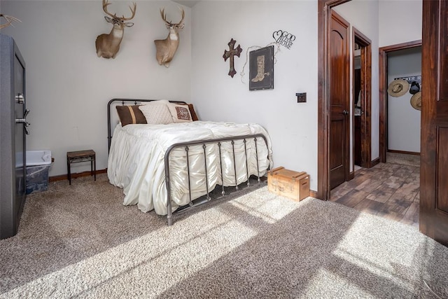 bedroom featuring carpet floors and baseboards